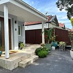 Private, Local Living Studio In Mascot, Airport