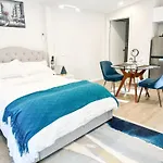 Private, Local Living Studio In Mascot, Airport