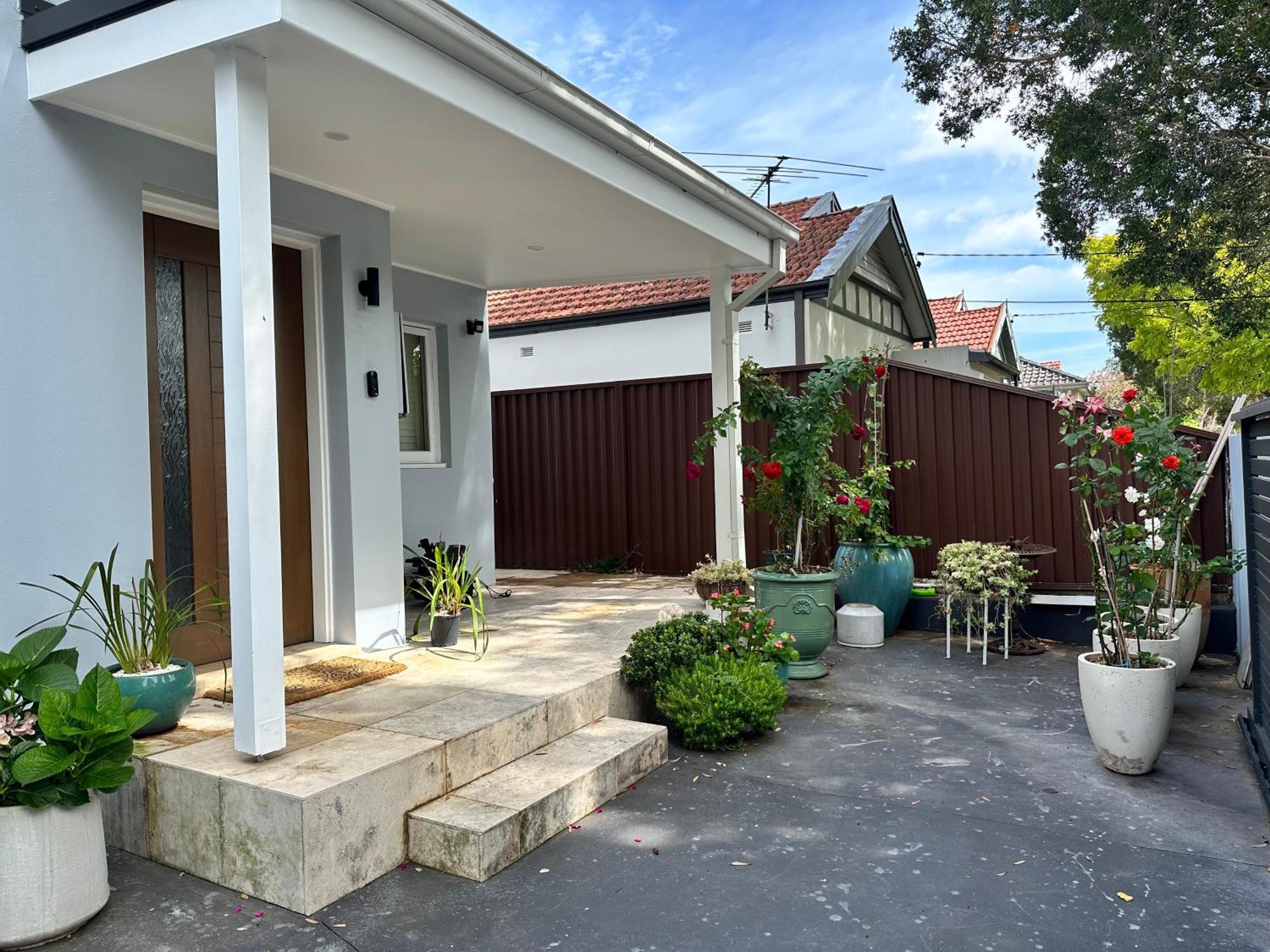 Guest house Private, Local Living In Mascot, Airport