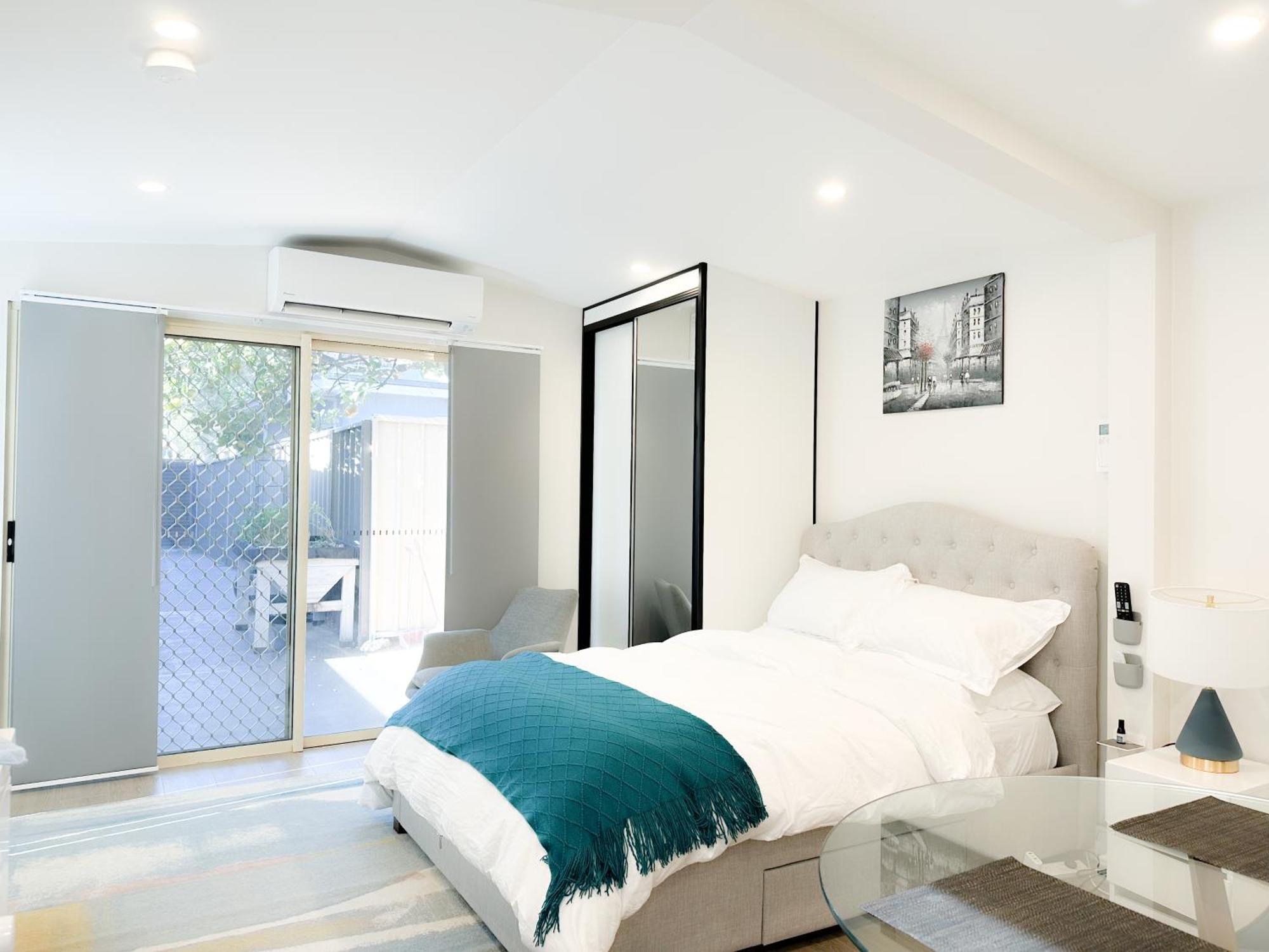 Private, Local Living In Mascot, Airport Guest house