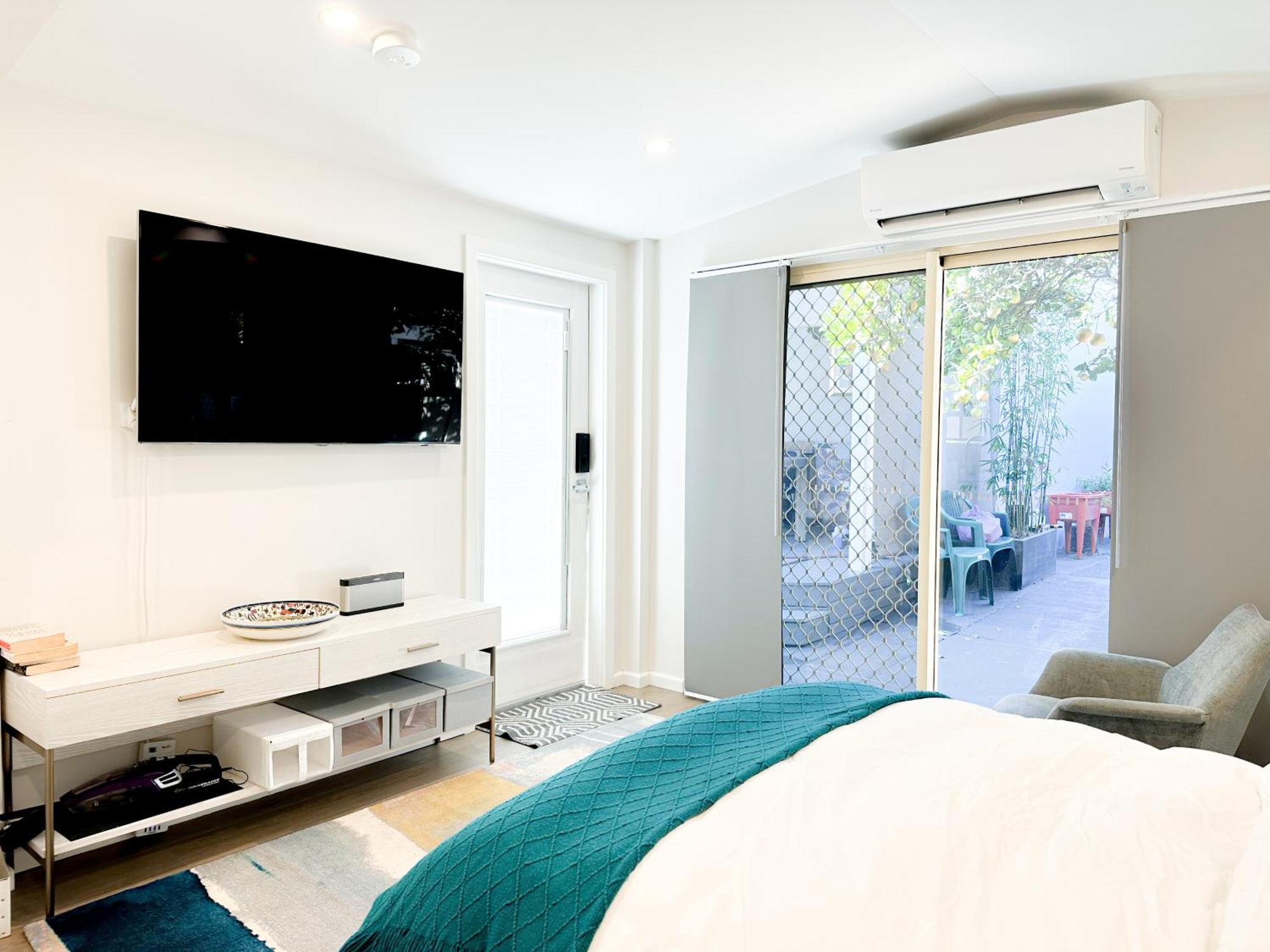 Private, Local Living In Mascot, Airport Guest house